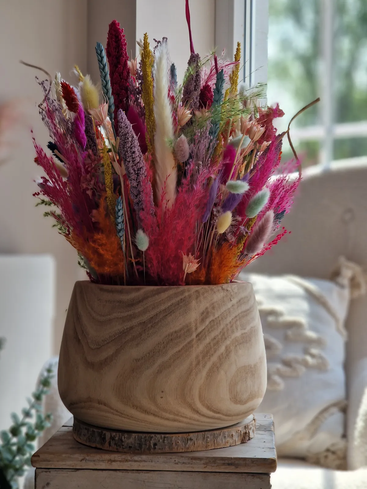 Composition de fleurs séchées colorées